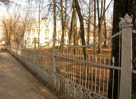 отлитая тогда старая чугунная ограда с фигурными шишками, окружающая и ныне наш горпарк – это память о дяде Ване – Иване Алексеевиче Тимакове (1907-1969). 
