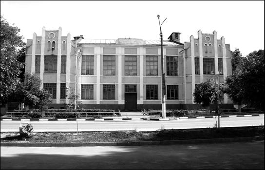 Зданию бывшего Реального училища на Царской (ныне Кирова) улице, где сейчас располагается Лицей №2, – 97 лет (1910-2007). 
