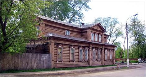 На снимке: дом В.И.Чернышева в мае 2005 г., вид с ул. Свердлова 