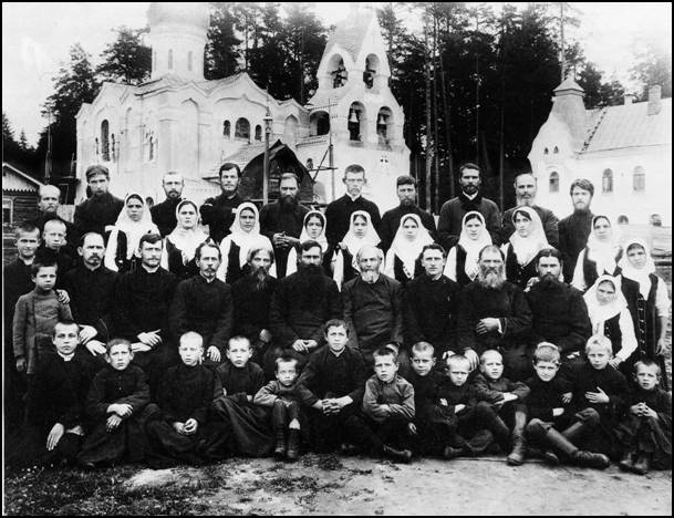 А.И.Морозов с участниками своего хора на фоне Захарьинской церкви. (Фото из архива Е.Н.Маслова) 