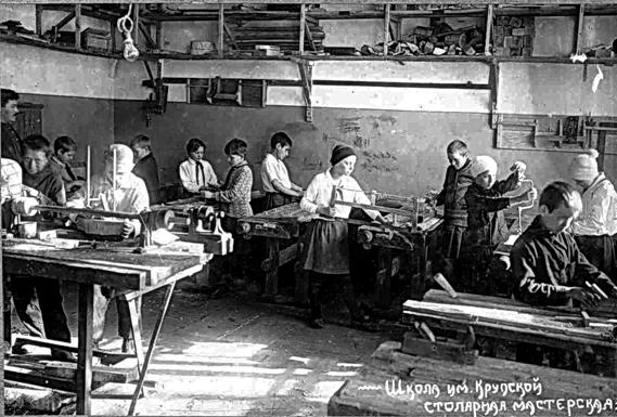 Столярная мастерская в той же школе. Фотоснимки 1930 г. 