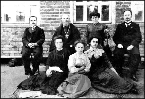 Попечительница гимназии О.Я.Лабзина среди преподавателей. В нижнем ряду слева: Е.П.Кроткова, ее муж Михаил Иванович крайний справа 