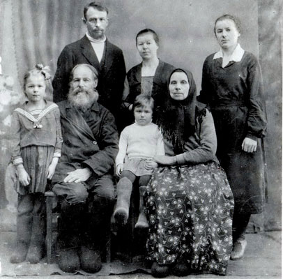 Ситнов Василий Иванович с женой Матрёной Степановной и дочерями