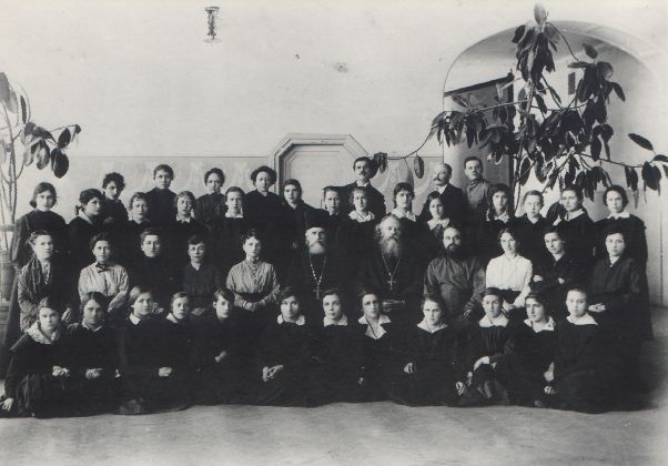 Последний выпуск Богородской женской гимназии. Вероятно, это - последняя фотография на которой запечатлён протоиерей Константин Голубев. 1918