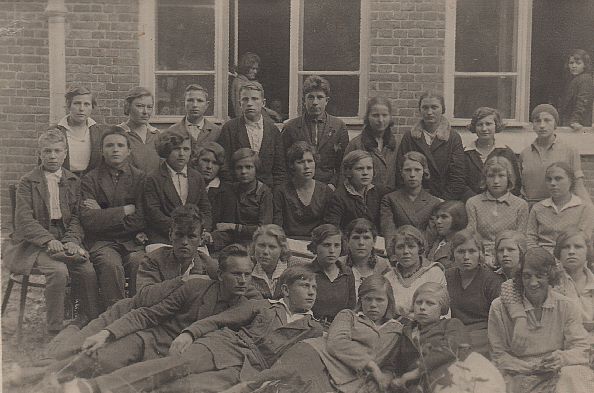 Последний выпуск Богородской женской гимназии. Вероятно, это - последняя фотография на которой запечатлён протоиерей Константин Голубев. 1918.