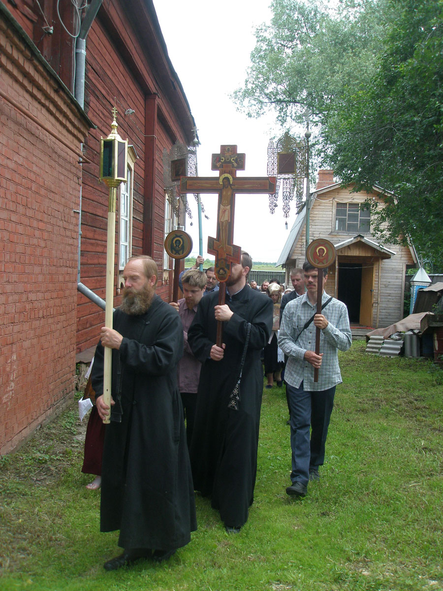Председатель богородской старообрядческой общины Александр Евгеньевич Архипов во главе крестного хода в Андронове