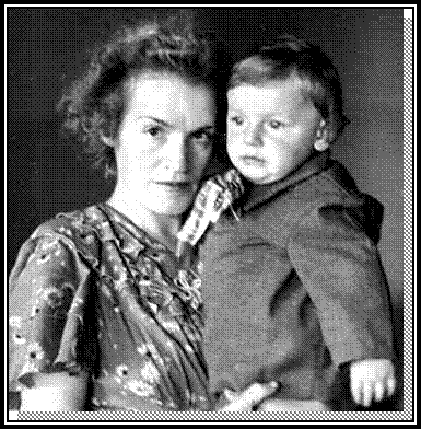 Будущий поэт с мамой Антониной Александровной. Снимок 1955 г . 