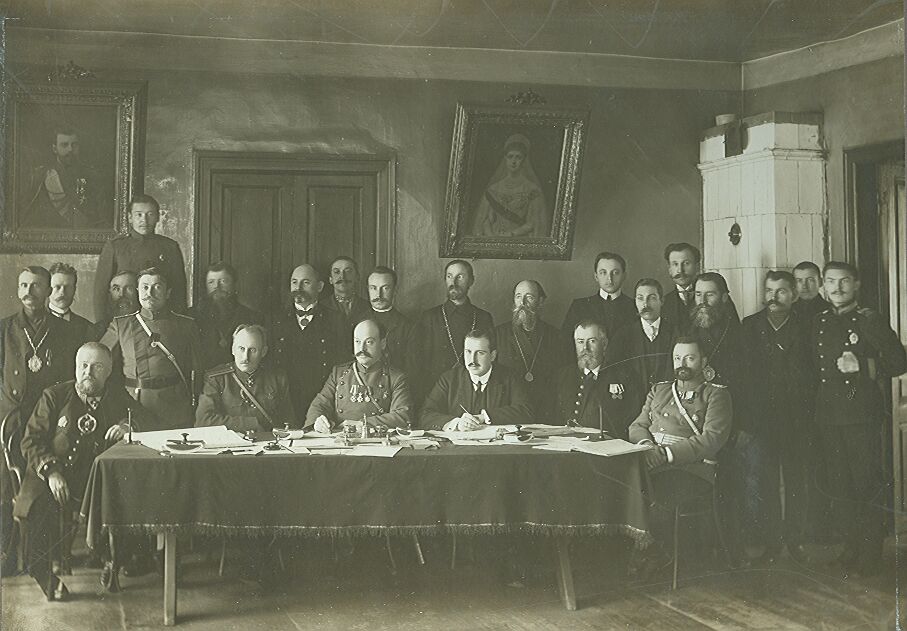 Фотография 1912-1914 гг., сделанная в Богородске, - заседание некоего общества под царскими портретами
