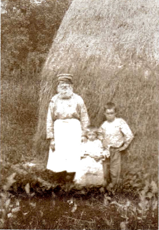 Трехлетняя Катя Жеребцоеа с отцом и братом. 1894 год