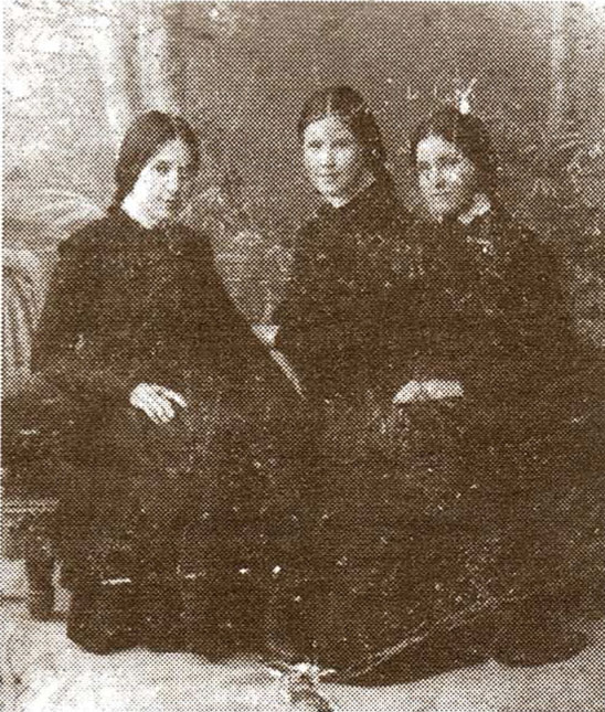Гимназистки Зуева, Белякова, Жеребцова (слева направо)