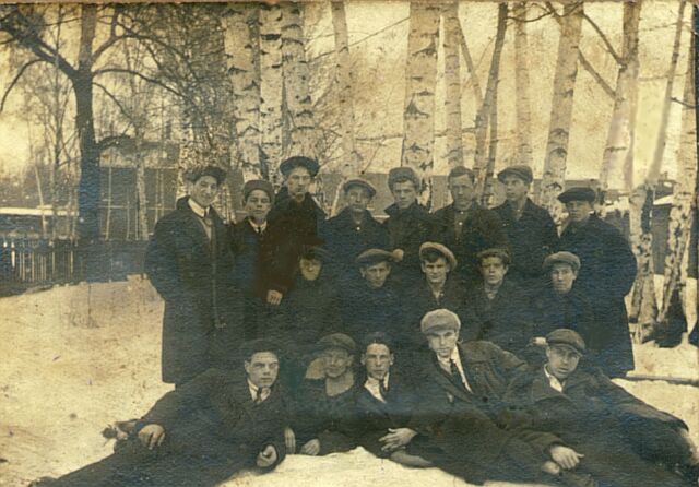 На фоне Морозовской фабрики (Михаил Демидович третий справа в верхнем ряду)