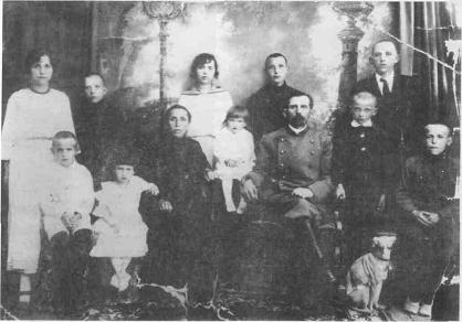Семья богородского брандмайора С.В. Сальникова. Фото 1920 г. Из семейного архива З.С. Сальниковой