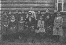 Начальный (1902 г.) женский хор А. И. Морозова во главе с П. В. Цветковым.