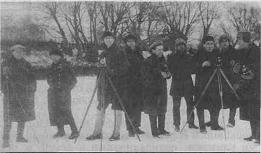 Городские фотографы готовы заснять падение колокола с колокольни Богоявленского собора.