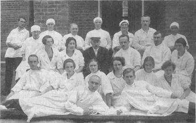 Г.В. Хандриков с группой студентов-практикантов хирургического отделения 
(в третьем ряду третий справа) 