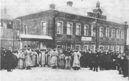 Перенесение старообрядцами антиминса из старого храма на улице Рогожской в новый. Фото 1912 года.