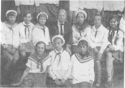 Зина Сальникова (1-я слева) в пионерском лагере среди подруг. В центре - пионервожатая Люстрова. Июль 1930 года.