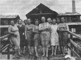 «ФЗО-шницы» на огнеупорном заводе. 
  Фото 50-х годов.