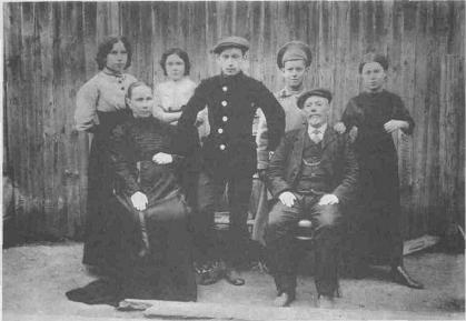 Александр Перегудов (в центре) с родителями, сёстрами и друзьями. Фото 1910 года 