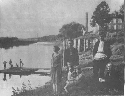 Александр Васильевич Перегудов в Богородске (сидит в центре). Стоят слева Софья Александровна и Иван Иванович Алексеевы с сыном Сашей. Фото конца 1920-х годов 