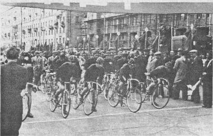 Старт 20-й велогонки на приз газеты «Московская правда», г. Москва, 20 мая 1951 г. 
На старте 3-й слева - Симонов Ю.К. 