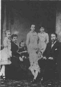 Усковы Мария Анисимовна и Владимир Михайлович с дочерьми (слева направо) Верой, Еленой, Александрой, Любой (внизу) и Марией. Фото 1885 года.
