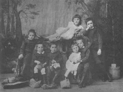 Дети Куприяновы Владимир, Николай, Алексей, Иван, Александр, Сергей, Надежда (лежит). Фото 1892-1893 г.