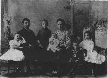 Елисеевы Дмитрий Иванович. Софья Степановна и их дети (слева направо):