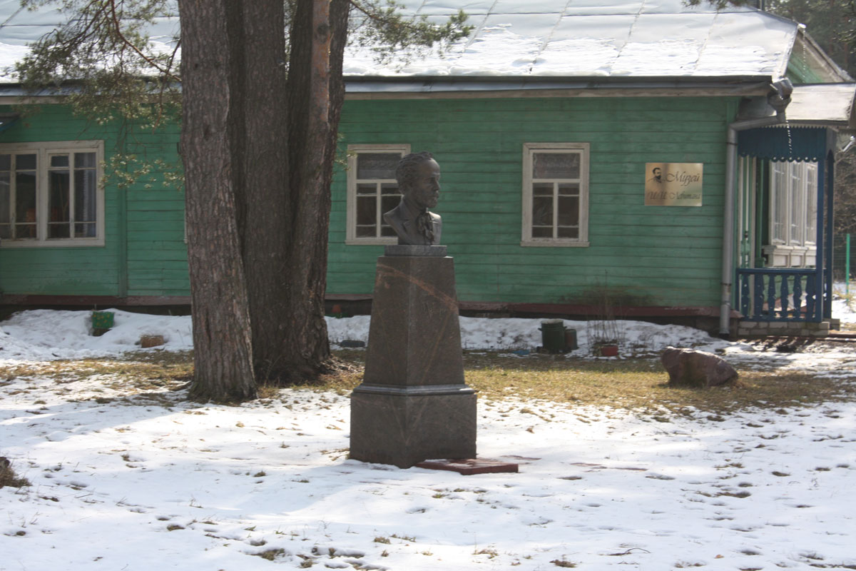 Елисейково. Памятник