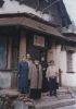 Отец Валериан Кречетов - правнук Арсения Ивановича Морозова на ступенях дома своего прадеда в глуховском парке