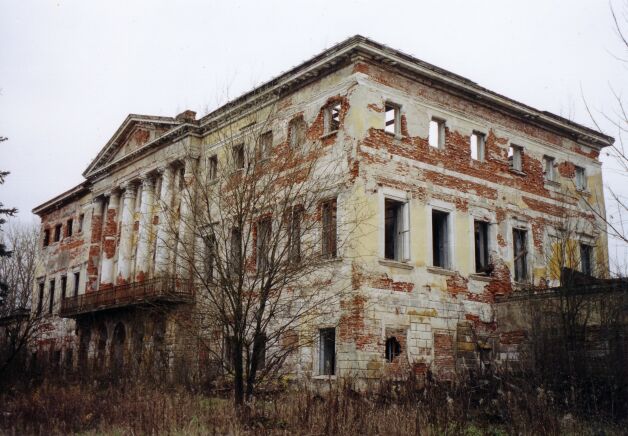 Руины главного здания Гребневской усадьбы