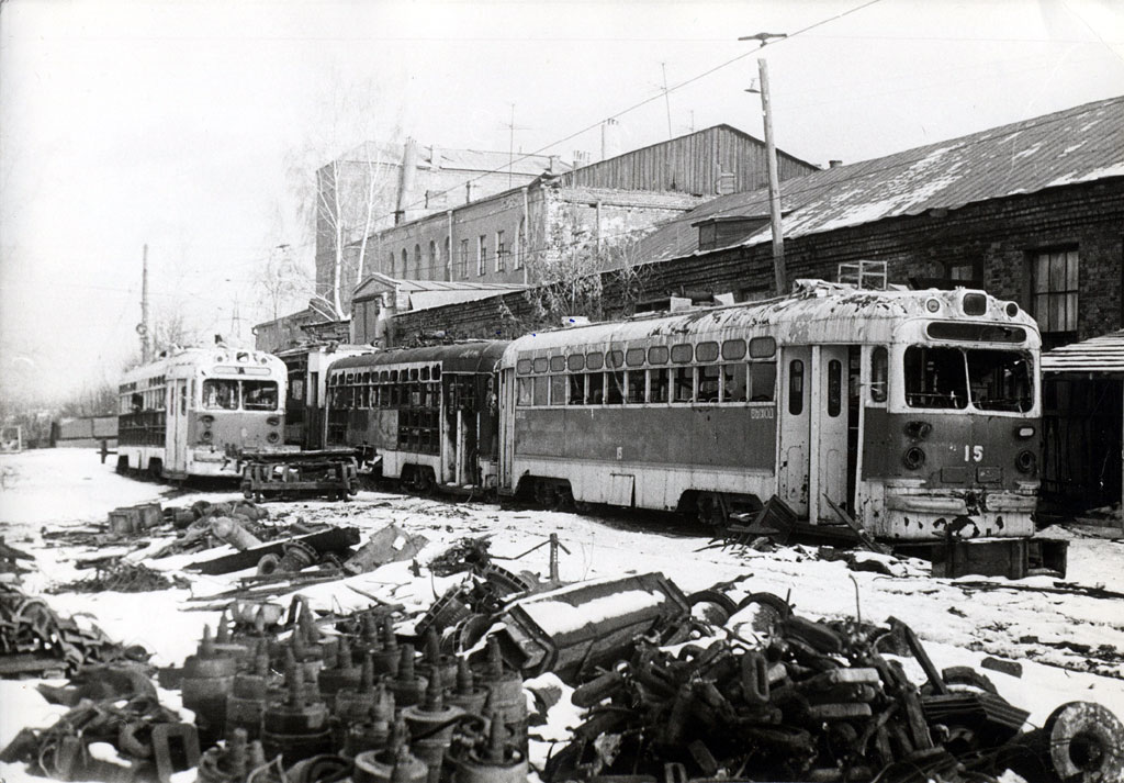 Вагоны МТВ-82 работали в Ногинске до 1979 года. Остатки последних еще несколько лет стояли за зданием депо. Фото: AO, 27.11.1981.