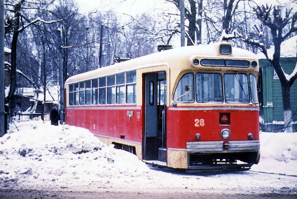 Вагон 28 при выезде из трамвайного парка. Фото: коллекция Volker Vondran, ок. 1986.