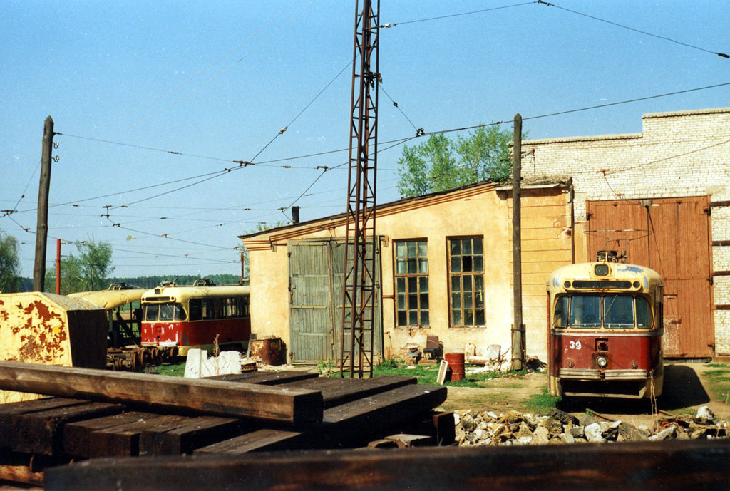 Весной 1991 г. трамвай в Ногинске не работал, в трамвайном парке царствовала разруха. Фото: вагоны 8 и 39; АО, 11.5.1991.