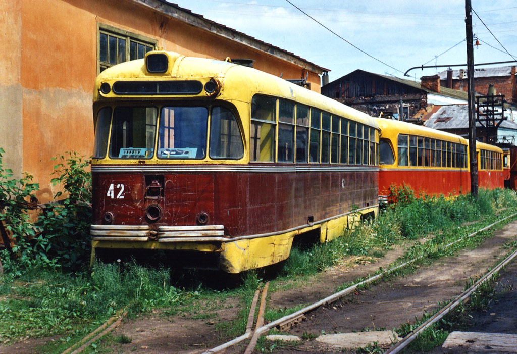 Отстраненные от работы вагоны 42, 40 и 7. Фото: AO, 14.6.1994.