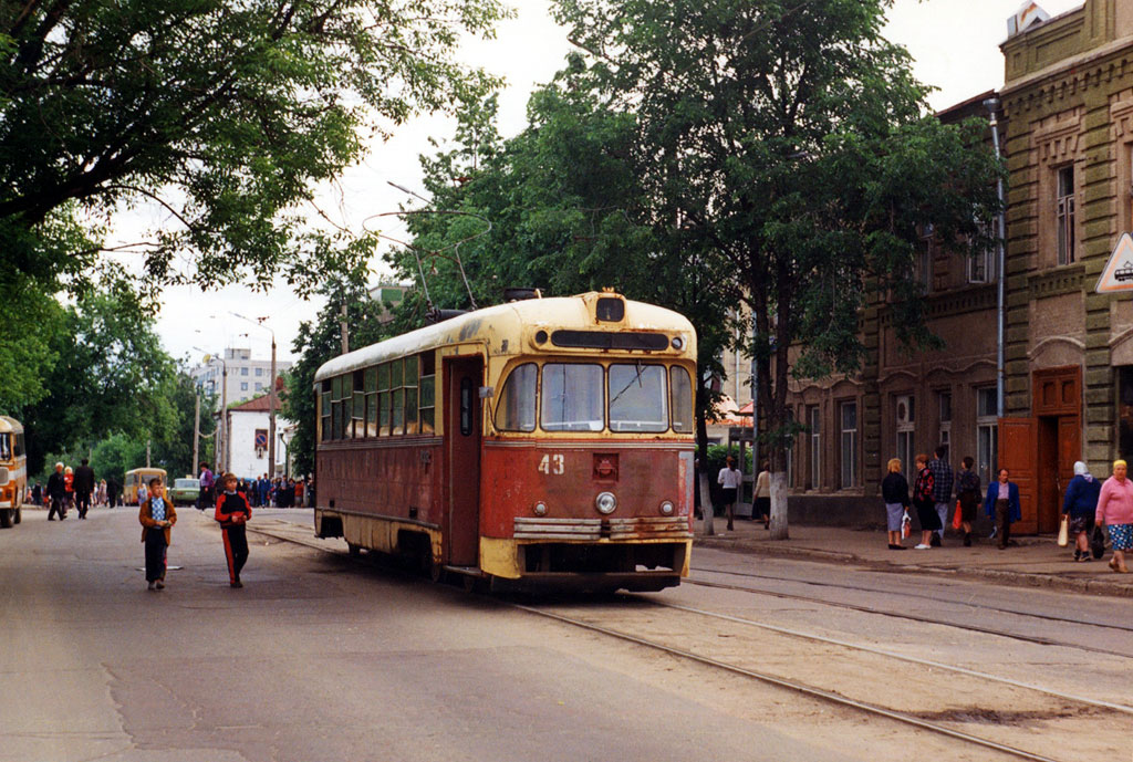 Вагон 43 на разъезде в центре города. Фото: AO, 14.6.1994.