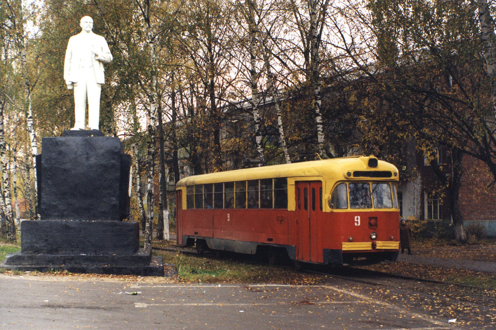 Вагон 9 - последний РВЗ-6 в строю - на улице Текстилей недалеко от конечной в поселке Октября. Фото: Дмитрий Касаткин, 11.10.2001.
