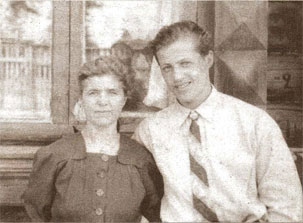 Моя мама Нина Петровна Смирнова (Архиереева) с сыном Валерием. 1958 год.