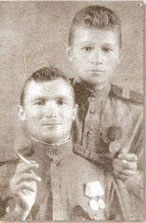 Иван Михайлович Архиереев (справа). Вернулся домой после Победы в 1950 году. 3 сентября 1945 года.