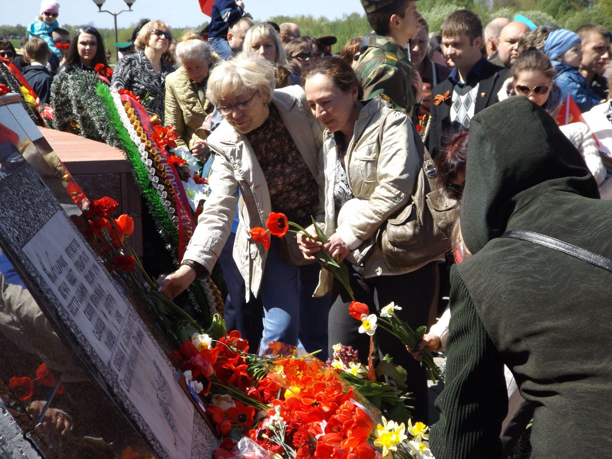 Дочери разведчиков (З. Миличенко и Н.Шубина) возлагают цветы к кургану Славы в Полоцке