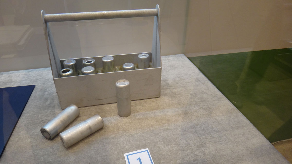 Урановые трубки, заключенные в алюминиевые капсулы. Вырабатывались на заводе №12