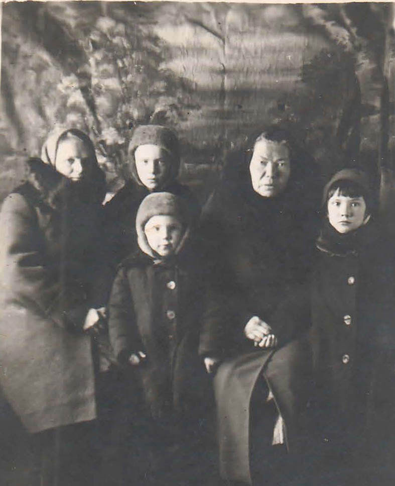 Фото 3. Е.В. Пронина – вдова П.М. Пронина и мать П.П. Пронина с внуками.  1940 год