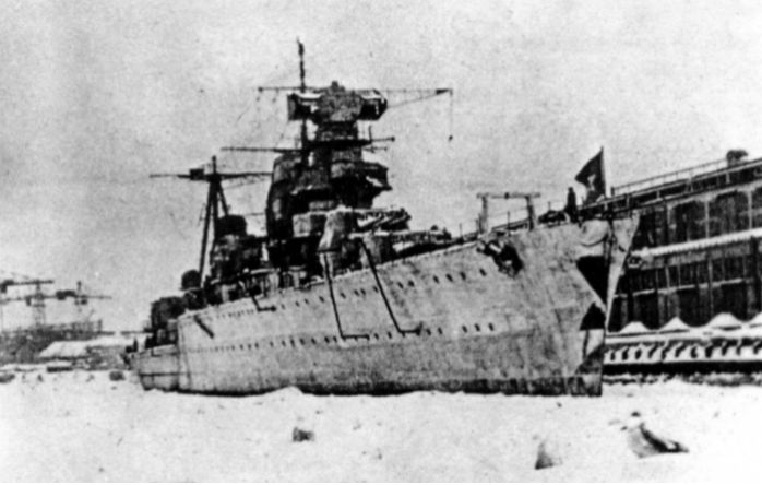 Крейсер «Максим Горький» в торговом порту г. Ленинграда, зима 1941-1942 года.