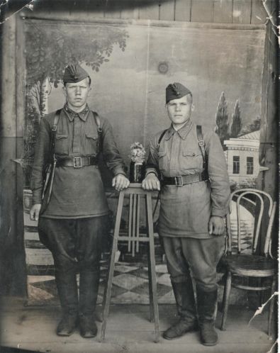 Молодые командиры, справа–Левичев С. В.