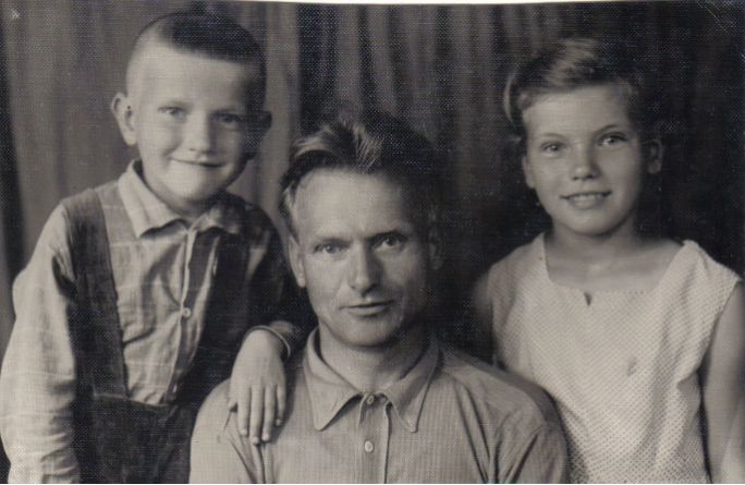 Фронтовик Ф.Д. Дмитриев с сыном Николаем и дочерью Ниной
