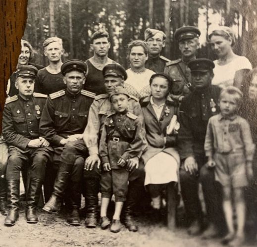 Яков Григорьевич Григорьев (в первом ряду слева)  с коллегами и друзьями. 1943-1946 гг.