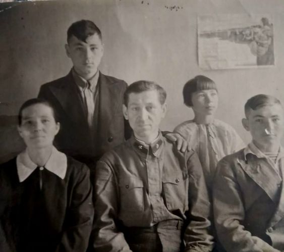 Семья Алексея и Дарьи Груниных  с сыновьями Анатолием и Владимиро и младшей дочерью Людмилой