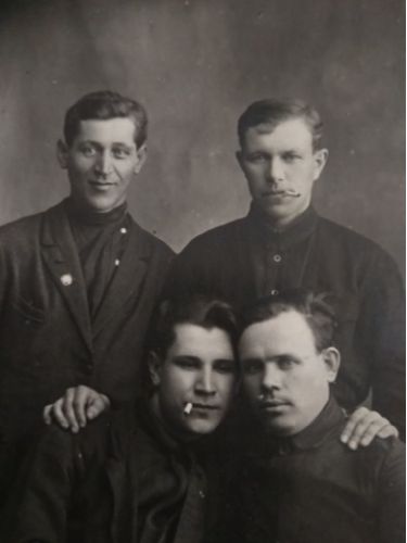 Алексей Яковлевич Грунин – во втором ряду слева