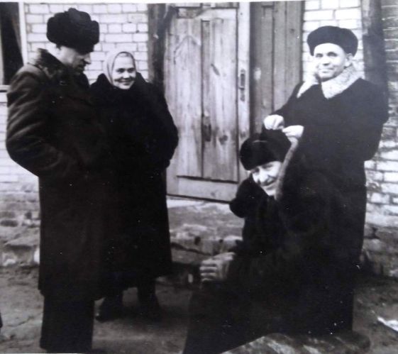 Александр Казаков с мамой (слева) и с соседями – фронтовиком Алексеем Яковлевичем Груниным (сидит) и Иваном Никитичем Колтиным. 1950-е гг