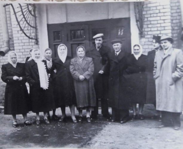 Александр Казаков (в центре, в светлой кепке) с соседями